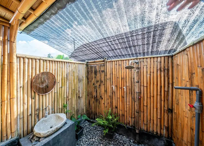 Tegal Bamboo & Private Hot Spring ロッジ Baturaja